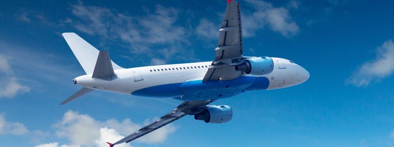 Flugzeug am Himmel, Tageslicht mit Quellwolken